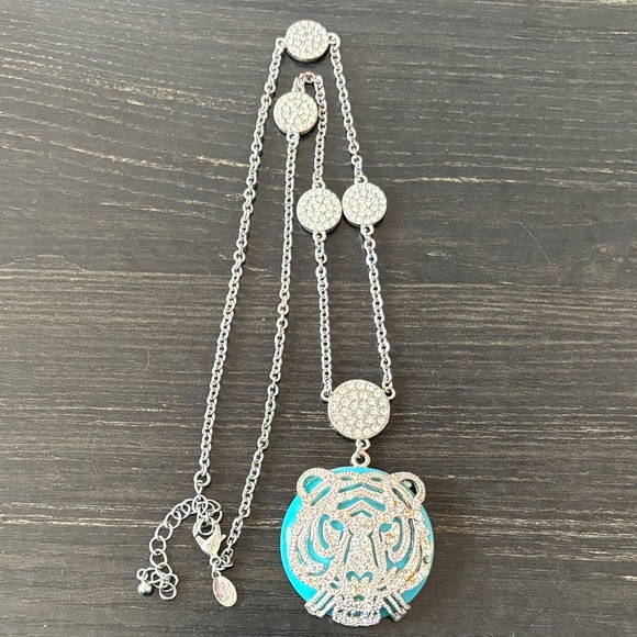 china Jewelry - Silver and Blue Tiger Pendant Necklace